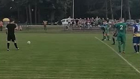 Cầu thủ gây sốt với cú giật gót sút phạt đền