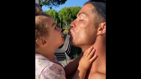 Con gái ngăn không cho Ronaldo hôn Georgina