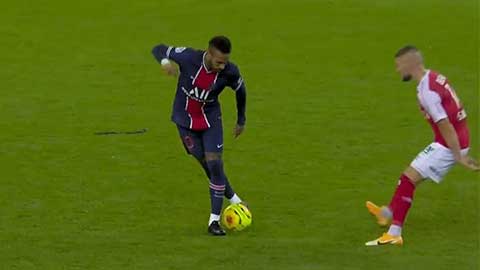 Neymar phô diễn kỹ năng siêu dị trước Reims