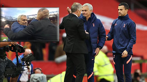 Mourinho xoa đầu Solskjaer sau chiến thắng