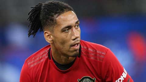 Cổ động viên tức giận vì M.U bán Smalling