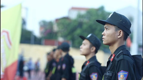 Lực lượng cảnh sát cơ động kèm chặt CĐV Nam Định ở Thanh Hoá