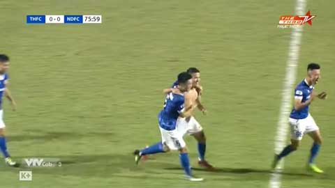 Thanh Trường sút phạt rất đẹp mắt đưa Nam Định dẫn trước 1-0