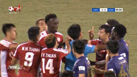 Thành Chung và Diakite nhận thẻ vàng do lỗi 'chơi xấu nhau'