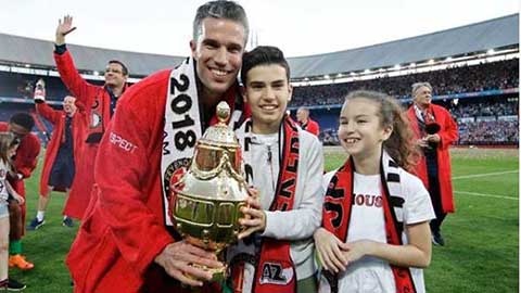Con trai Van Persie tái hiện siêu phẩm vô lê của cha cho U15 Ajax