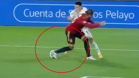 Sergio Ramos tắc bóng bằng gót siêu dị trong trận gặp Thụy Sỹ