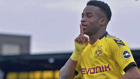 Tiền đạo 15 tuổi Dortmund đăng ký dự Champions League là ai?