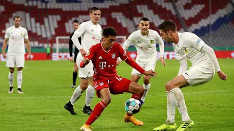 Tài năng trẻ 17 tuổi của Bayern rê bóng, nhảy múa trước 3 cầu thủ đối phương