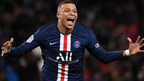 Mbappe dùng động tác giả rê bóng qua thủ môn rồi ghi bàn