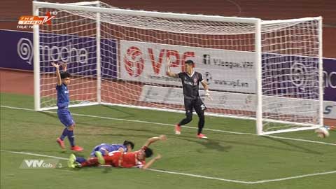 Bùi Tiến Dũng bị phạm lỗi trong vòng cấm