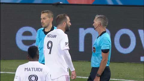Cãi nhau với trọng tài, Higuain bị đuổi sau khi trận đấu kết thúc