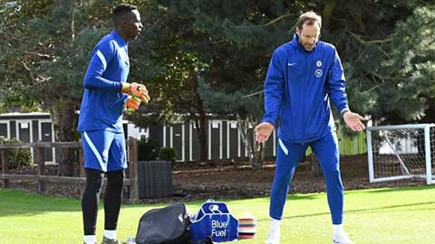 Thủ môn Petr Cech phản xạ tuyệt vời trong buổi tập dù đã 38 tuổi