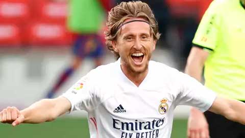 Hài hước: Modric chuyền bóng cho đồng đội chuẩn bị vào thay người