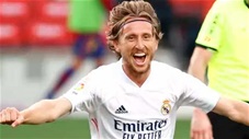 Hài hước: Modric chuyền bóng cho đồng đội chuẩn bị vào thay người
