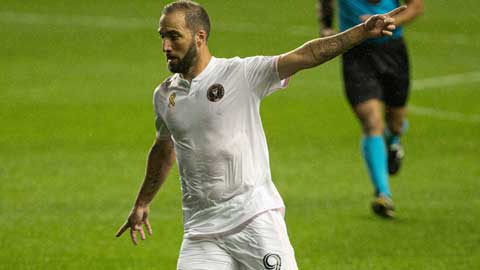 Higuain tỉa bóng loại 2 cầu thủ đối phương kiến tạo cho đồng đội ghi bàn