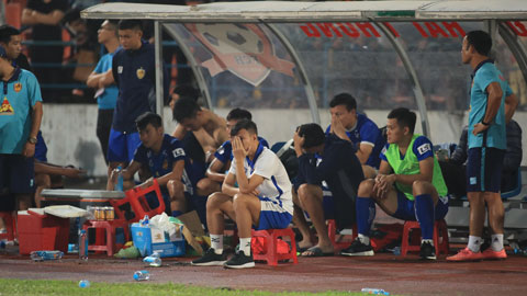 Cầu thủ Quảng Nam khóc nức nở sau khi xuống hạng