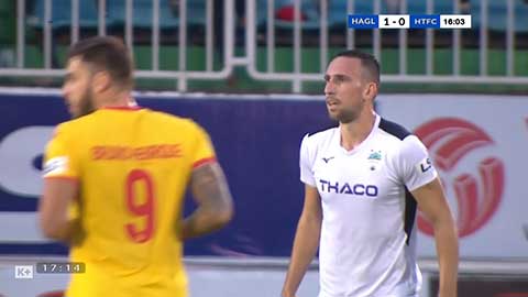 Damir Memovic bật cao đánh đầu mở tỷ số (HAGL 1-0 HL Hà Tĩnh)