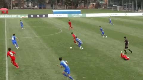 Đi bóng như Messi, cầu thủ ghi bàn thắng không tưởng ở giữa sân