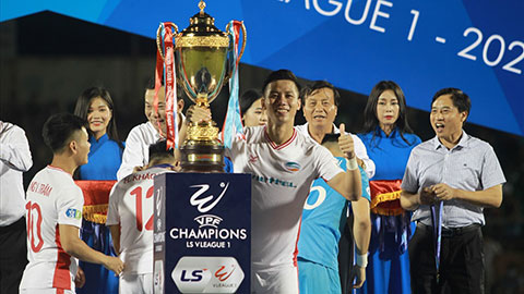 Viettel mang cúp vô địch V.League trở về báo công ở Hà Nội