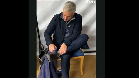 HLV Mourinho vừa lau giày vừa nhảy sau chiến thắng trước West Brom