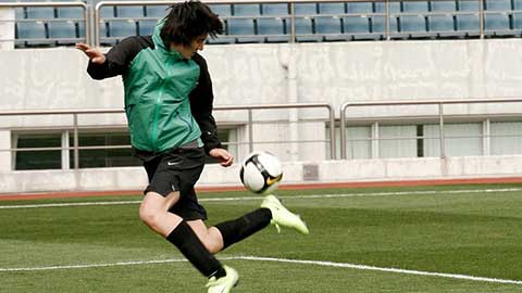 Nam tài tử Lee Min Ho trổ tài đá bóng