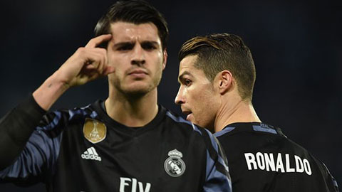 Hài hước: Ronaldo và Morata đi bộ trên sân giống hệt nhau