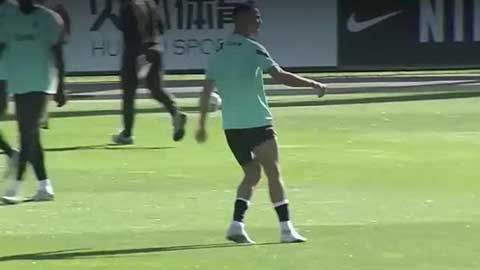 Ronaldo rê bóng bằng tuyệt kỹ Elastico khi tập với tuyển Bồ Đào Nha