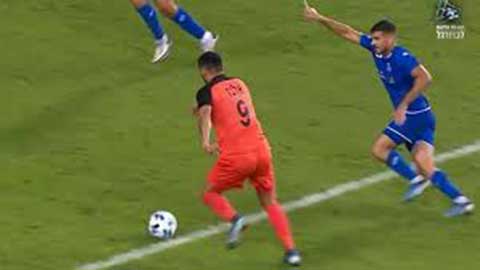 Tiền đạo sút trúng xà ngang và cột dọc 4 lần trong 5 phút