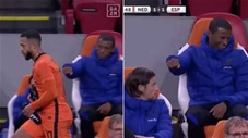 Wijnaldum phản ứng siêu hài khi Depay không thèm đập tay anh