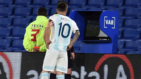 Vì sao Messi lại nổi điên với trọng tài trận gặp Paraguay