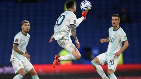 CĐV phát cuồng với pha đỡ bóng thế võ Karate của Messi trước Paraguay