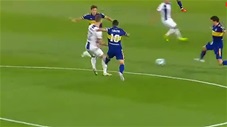 Carlos Tevez cho đối thủ nằm sân chỉ 3 giây sau khi trận đấu bắt đầu