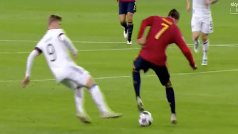 Alvaro Morata dùng tuyệt kỹ qua người khiến Timo Werner ‘mất mặt’