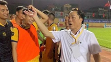 Bầu Đệ, bầu Đức và câu chuyện làm bóng đá bằng cái Tâm