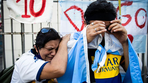 CĐV chìm trong biển nước mắt tiếc thương Maradona