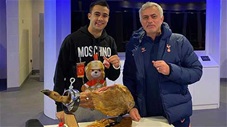 Lý do HLV Mourinho mua cho Reguilon cả một chiếc đùi lợn