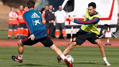 Busquets giật gót kiến tạo cho đàn em trên sân tập