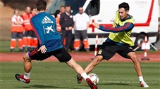 Busquets giật gót kiến tạo cho đàn em trên sân tập