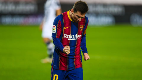 Messi điên tiết khi bị trọng tài cản đà di chuyển