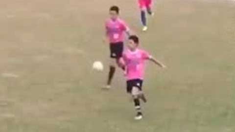 Cầu thủ Trung Quốc tấu hài vì đá mãi không trúng bóng