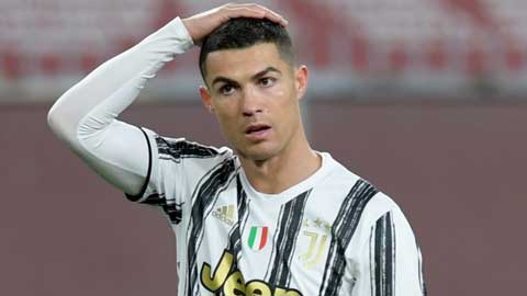Ronaldo liên tục bỏ lỡ 2 cơ hội từ cự ly 3m trước Genoa