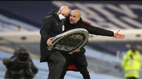 HLV Guardiola gây sốc khi ngăn trọng tài giơ biển bù giờ