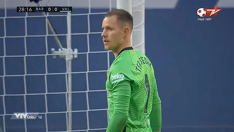 Ter Stegen bay người cản phá xuất sắc (Barcelona 0-0 Valencia)