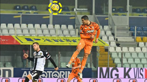 Ronaldo lại bật nhảy cao hơn các hậu vệ Parma đánh đầu ghi bàn