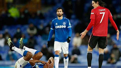 Fan phẫn nộ khi Cavani túm cổ, xô cầu thủ Everton xuống sân mà không bị đuổi