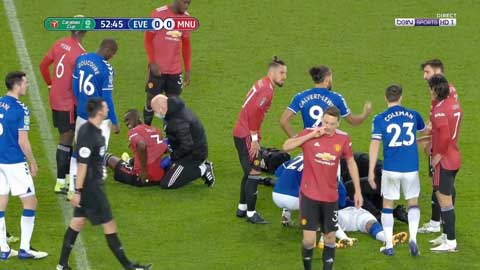 Pha va chạm khiến Richarlison và Bailly đau đớn nằm sân