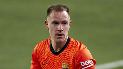 Thủ môn Stegen đánh đầu ngay trước cầu môn giải nguy cho Barca