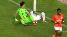 Thủ môn và hậu vệ Trung Quốc phối hợp phòng ngự thảm họa