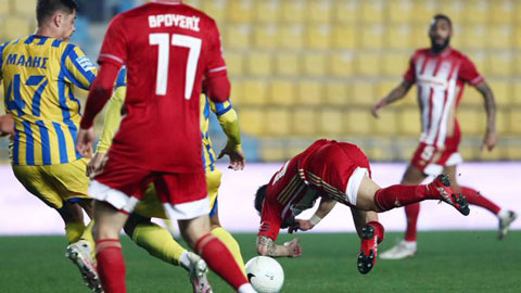 Khó tin: Ngã sấp mặt vẫn kiến tạo cho đồng đội ghi bàn