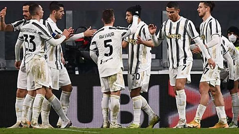 Ronaldo khiến 3 cầu thủ đối phương vất vả trong bàn thắng của Juventus